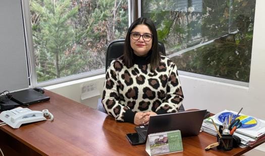 Sandra maldonada sentada oficina seremi