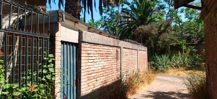 Entrada patio Casa tomada por Maria Benavides puerta con patio del liceo