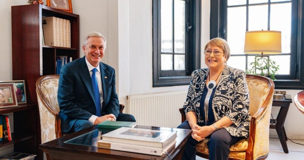 Fotografía reunión de kast con Bachelet