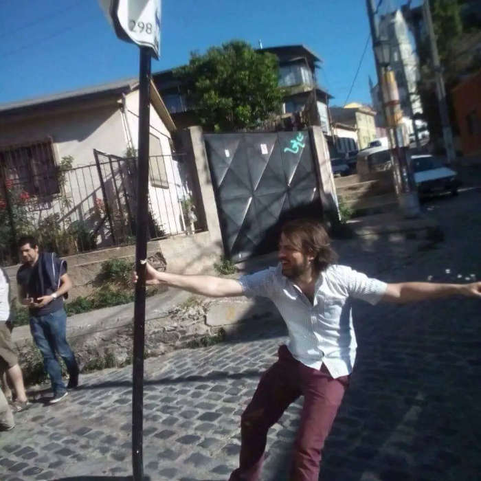 Fotografía Jorge Sharp destruyendo señaletica en Valparaíso