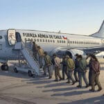 Gobierno inicia mañana las expulsiones aéreas: 40 extranjeros con antecedentes saldrán desde Santiago en un plan que contempla vuelos mensuales