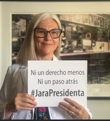 Andrea San Martin haciendo propaganda a Jara